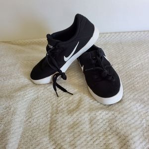 Kid's Nike casual sneaker Size 4 youth